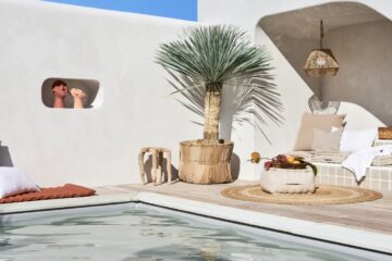 Une terrasse avec piscine