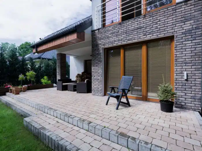 Optez pour une terrasse en pierre solide et durable