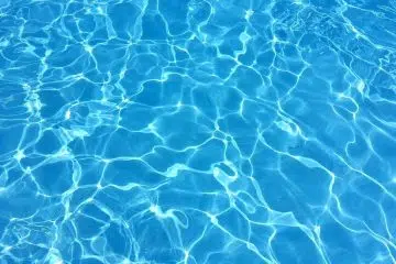 Une piscine en bois enterrée pour aménager son extérieur