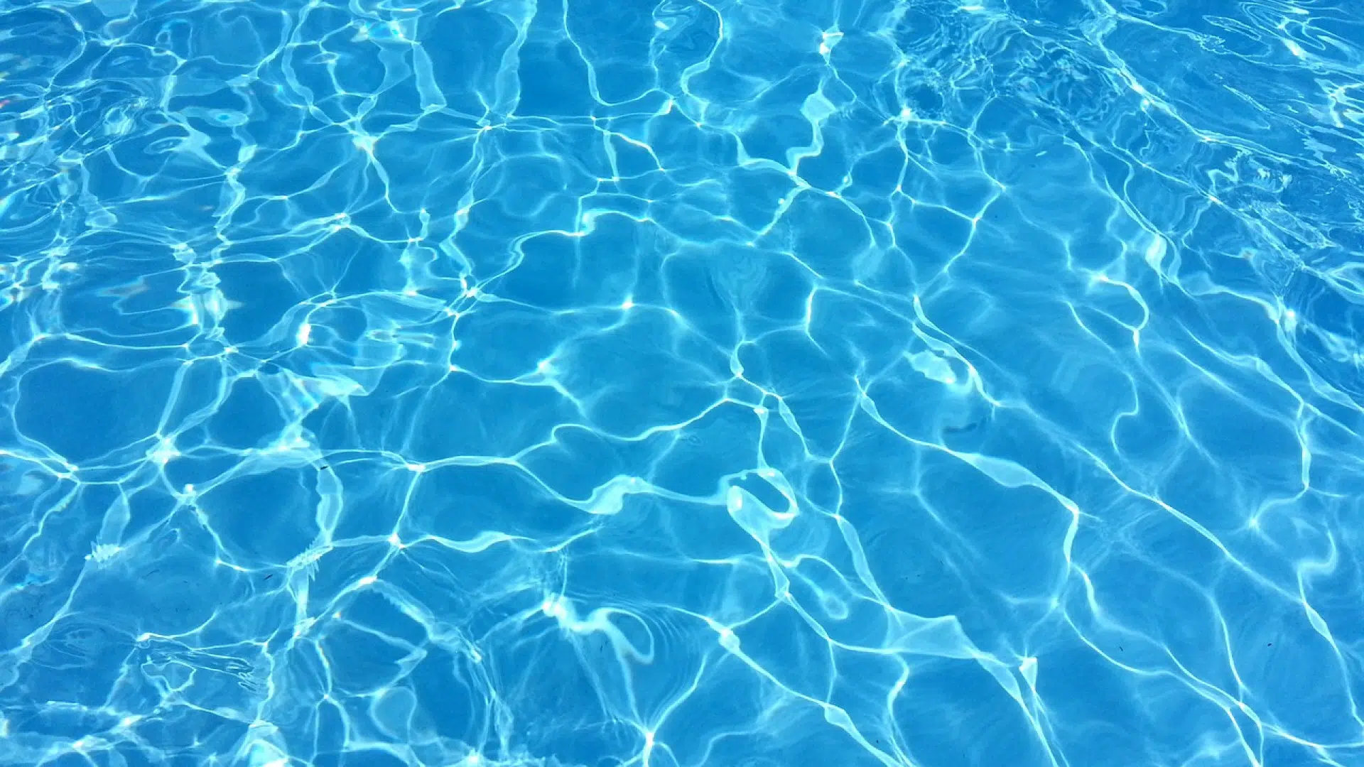 Une piscine en bois enterrée pour aménager son extérieur