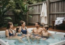 Convivialité et détente : le spa 4 places séduit les familles Famille de quatre profitant d'un spa extérieur en famille