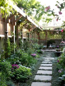 jardin avec panneaux en bois