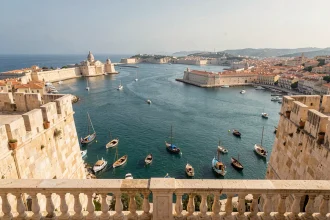 Vue panoramique sur le Grand Harbour de Malte depuis les jardins Upper Barrakka à La Valette avec les Trois Cités en arrière-plan