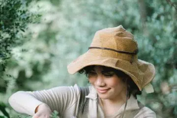 Une femme qui entretient son jardin