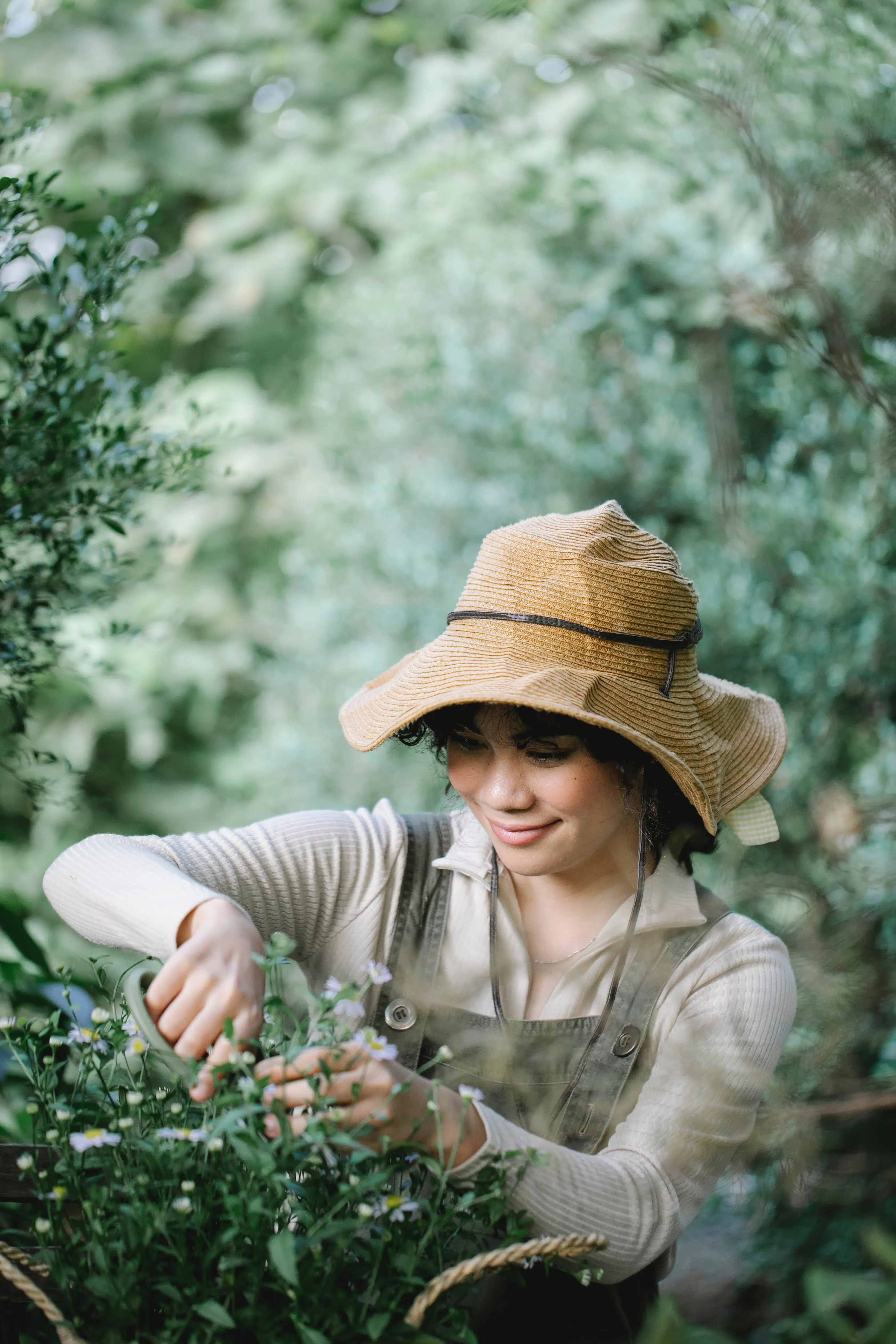 Une femme qui entretient son jardin